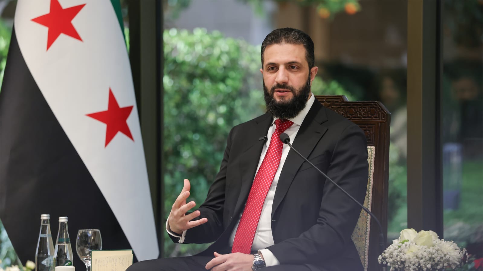 خبير إداري لـ(سدن): الاستعانة بالمقربين ليست عيباً في الدول الخارجة من الحروب..
الشرع يعيد ترتيب فريقه الرئاسي ويخرج شقيقيه من المشهد التنفيذي