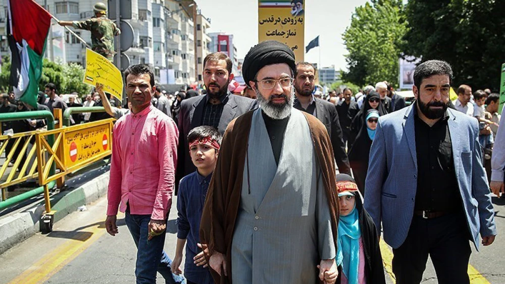طهران تخفي الأسئلة حول مجتبى خامنئي