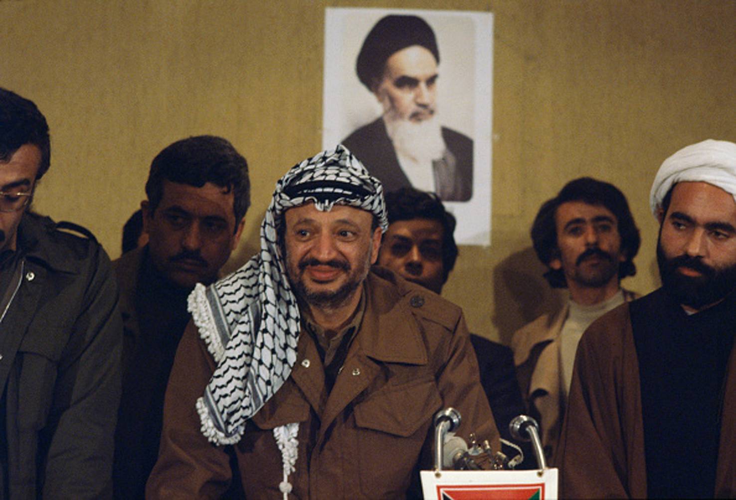 منذ عرفات وحتى السنوار.. مساعي إيران لتطويق الفلسطينيين لم تتوقف