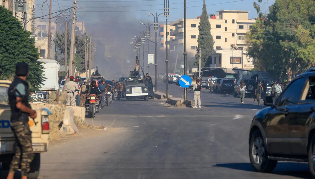 السويداء تنفجر من الداخل
 سجناء يهربون من سجون الهجري.. وفصائله تتصارع على النفوذ وسط انهيار الأمن