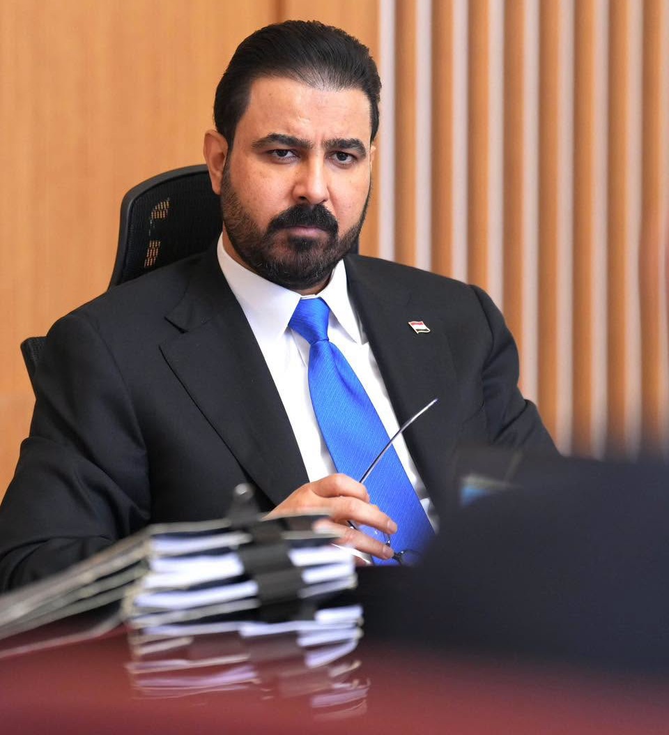 الزيدي يفتتح (ليلة الهربر) في بغداد  
عاصفة إقالات وتعيينات تضرب قلب الحكومة.. ورؤوس كبيرة تتساقط
القادم أشد قسوة والمحاكمات على الأبواب