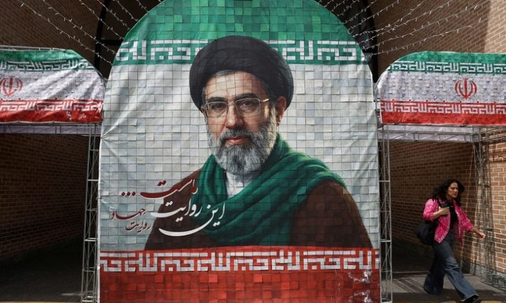 خامنئي يتجرع (كأس السم 2)
بعد سنوات من شعار “الموت لأمريكا”.. مرشد إيران يبارك التفاهم مع واشنطن وطهران تستعد لمفاوضات مباشرة مع البيت الأبيض