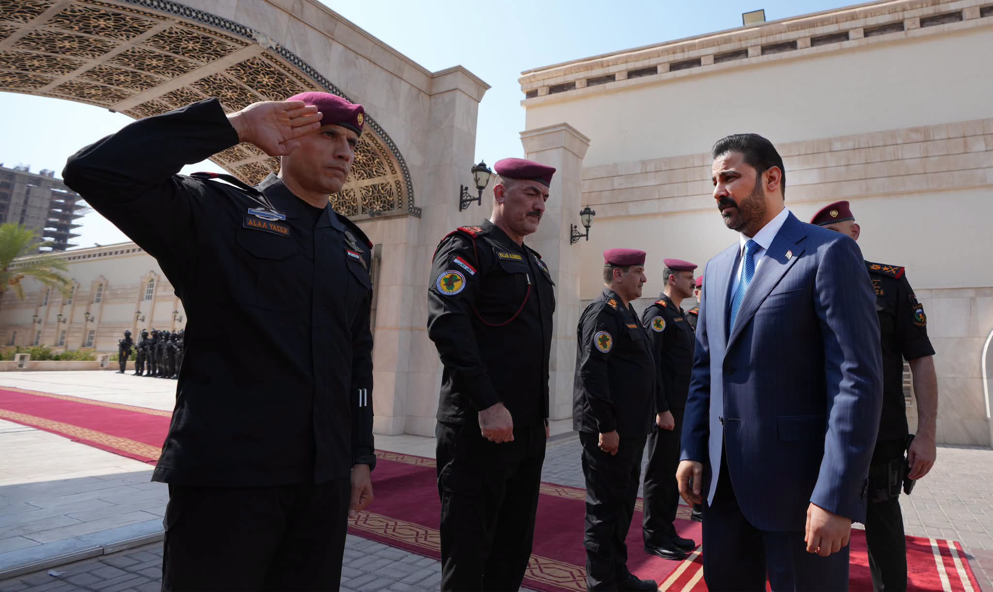 نفذوا تعهداتكم.. أو ابحثوا عن رئيس حكومة آخر..
الزيدي يلوح بالاستقالة ويدرس الانسحاب من الإطار التنسيقي