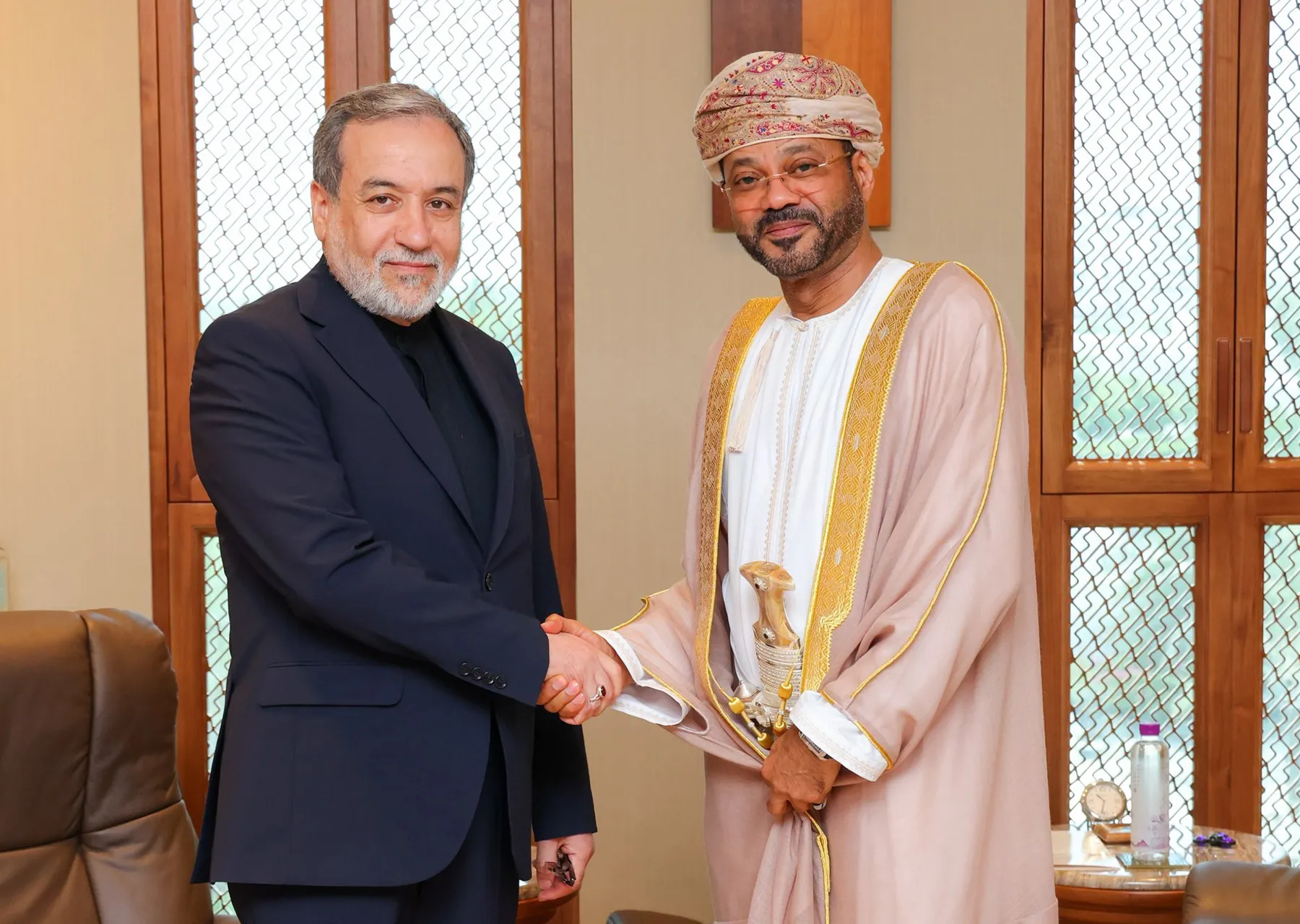 اجتماع عُمان يسقط قبل أن يبدأ..
والخلاف على هرمز ينتقل من التقنية إلى الثقة