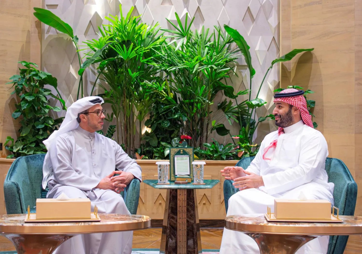 منصور بن زايد في السعودية..
لقاء أخوي يعزز شراكة الرياض وأبو ظبي