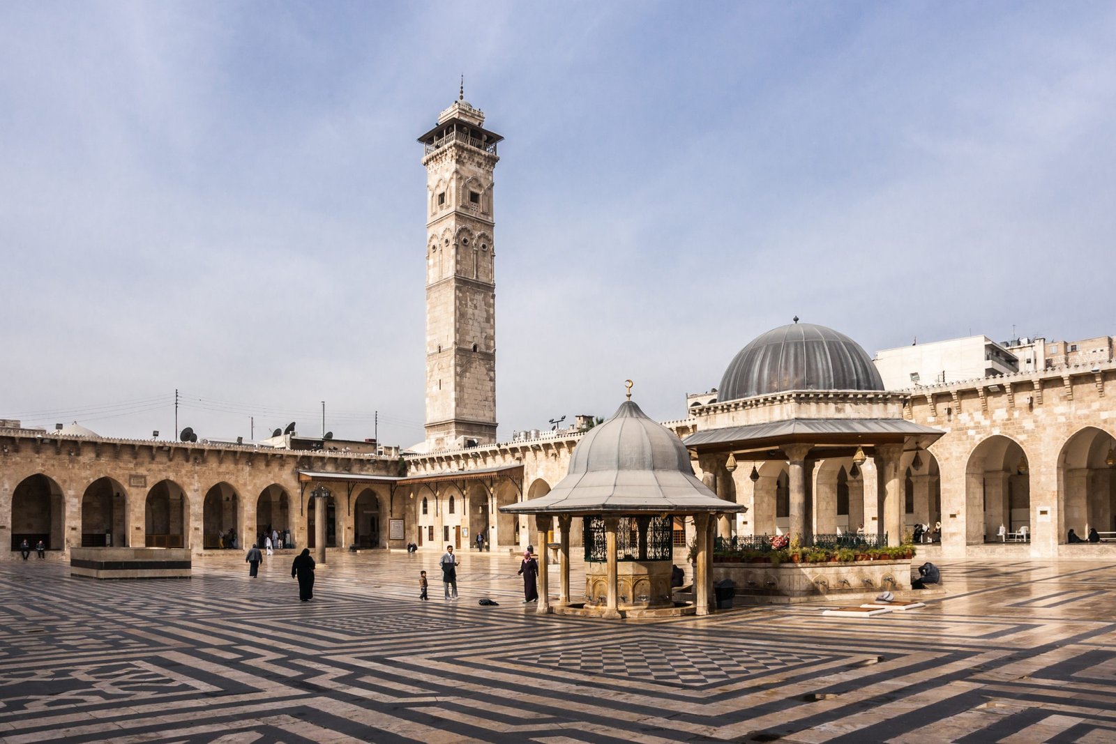  الجامع الأموي في حلب يفتح أبوابه مجدداً..
ترميم معلم تاريخي بعد سنوات الدمار
