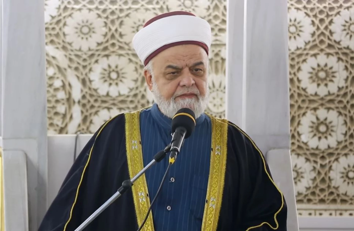 الدينار يصل إلى خطب الجمعة..
دعوات لصرف الرواتب بالدولار وحماية أصحاب الدخل المحدود