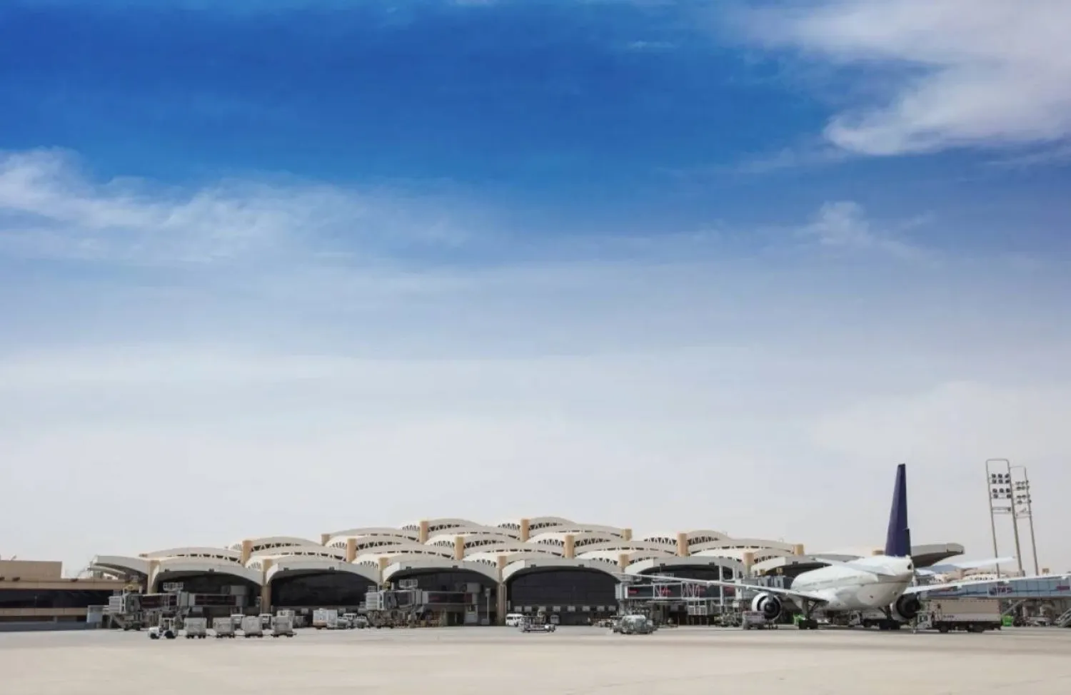 الحوثيون يضربون مطار الرياض مجدداً..
هجوم على مبنى الركاب واعتراض صاروخ كروز وارتفاع حصيلة القتلى إلى 13