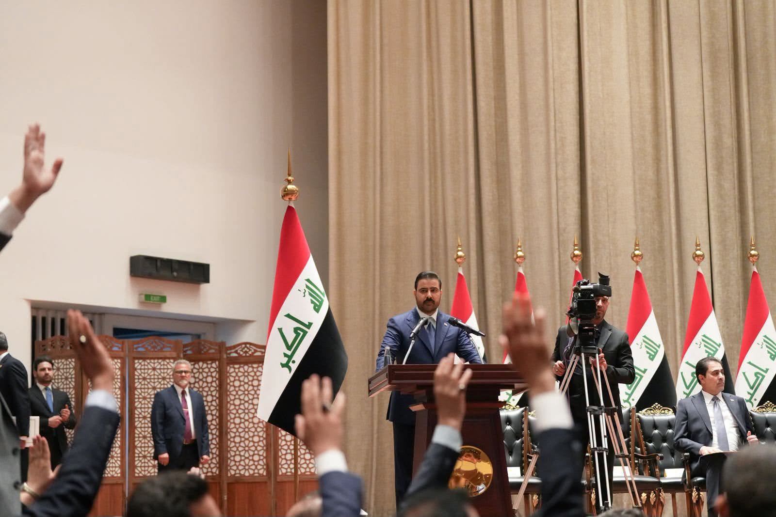 العراق يكمل معظم حكومته..
ليث الخزعلي نائباً للزيدي و11 وزيراً يؤدون اليمين 
وسط اعتراض أميركي حاد