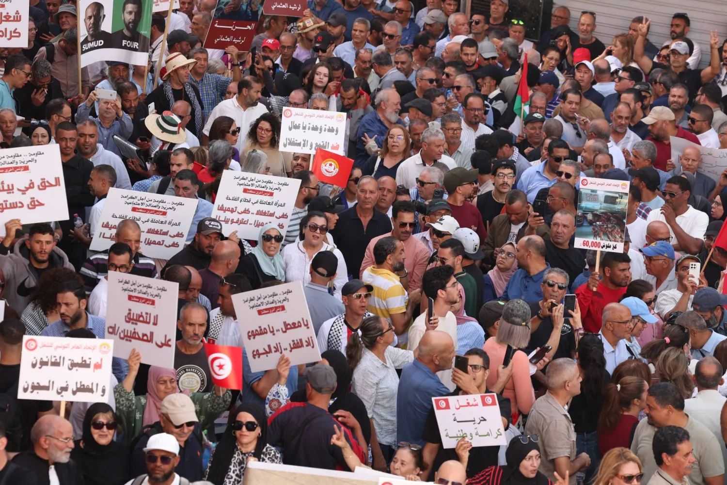 أكبر احتجاج ضد الرئيس قيس سعيد منذ سنوات..
الشارع التونسي يعود بشعارات ثورة 2011