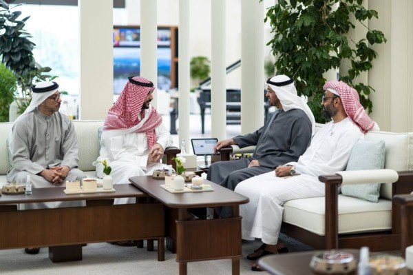محمد بن زايد يستقبل وزير الدفاع السعودي..
الرياض وأبوظبي تبحثان أمن المنطقة وسط تصاعد حرب اليمن